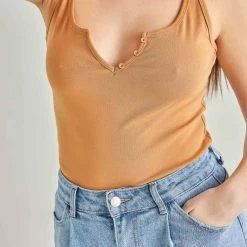 Πολύ καλή προσφορά 👏 The Fashion Project Basic αμάνικο τοπ με κουμπάκια - Caramel 😍