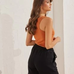 Εκπτωση 🌟 The Fashion Project Basic αμάνικο τοπάκι με αθλητική πλάτη - Ταμπά 😉 -Φορέματα Εκπτώσεις basic amaniko topaki me athlitiki plati 93204 8dp2