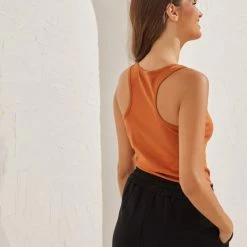 Εκπτωση 🌟 The Fashion Project Basic αμάνικο τοπάκι με αθλητική πλάτη - Ταμπά 😉 -Φορέματα Εκπτώσεις basic amaniko topaki me athlitiki plati 93204 kms0