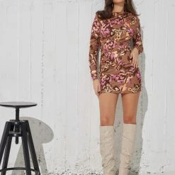 Φτηνός 🌟 The Fashion Project Φλοράλ φόρεμα με σούρες στο πλάι - Κάμελ 🔔 -Φορέματα Εκπτώσεις efarmosto forema me soures sto plai 99329 4elh