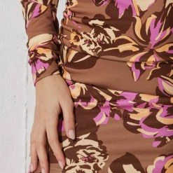 Φτηνός 🌟 The Fashion Project Φλοράλ φόρεμα με σούρες στο πλάι - Κάμελ 🔔 -Φορέματα Εκπτώσεις efarmosto forema me soures sto plai 99329 fvpu