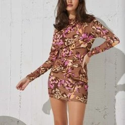 Φτηνός 🌟 The Fashion Project Φλοράλ φόρεμα με σούρες στο πλάι - Κάμελ 🔔 -Φορέματα Εκπτώσεις efarmosto forema me soures sto plai 99329 pwme