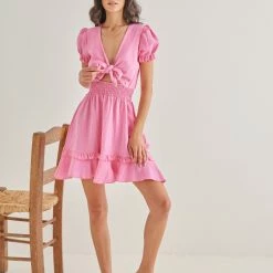 Συμφωνίες 👍 The Fashion Project Φόρεμα γκοφρέ με άνοιγμα και βολάν - Φούξια 🧨