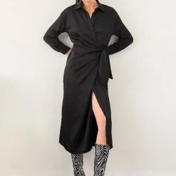 Best Pirce ⌛ The Fashion Project Φόρεμα κιμονό σατέν με δέσιμο - Μαύρο 🔥 -Φορέματα Εκπτώσεις forema kimono saten me desimo 106981 t552