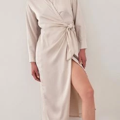 Εκπτωση 🎁 The Fashion Project Φόρεμα κιμονό σατέν με δέσιμο - Άμμου 🤩 8 Εκπτωση 🎁 The Fashion Project Φόρεμα κιμονό σατέν με δέσιμο - Άμμου 🤩 -Φορέματα Εκπτώσεις forema kimono saten me desimo 106982 75lm