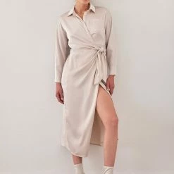 Εκπτωση 🎁 The Fashion Project Φόρεμα κιμονό σατέν με δέσιμο - Άμμου 🤩