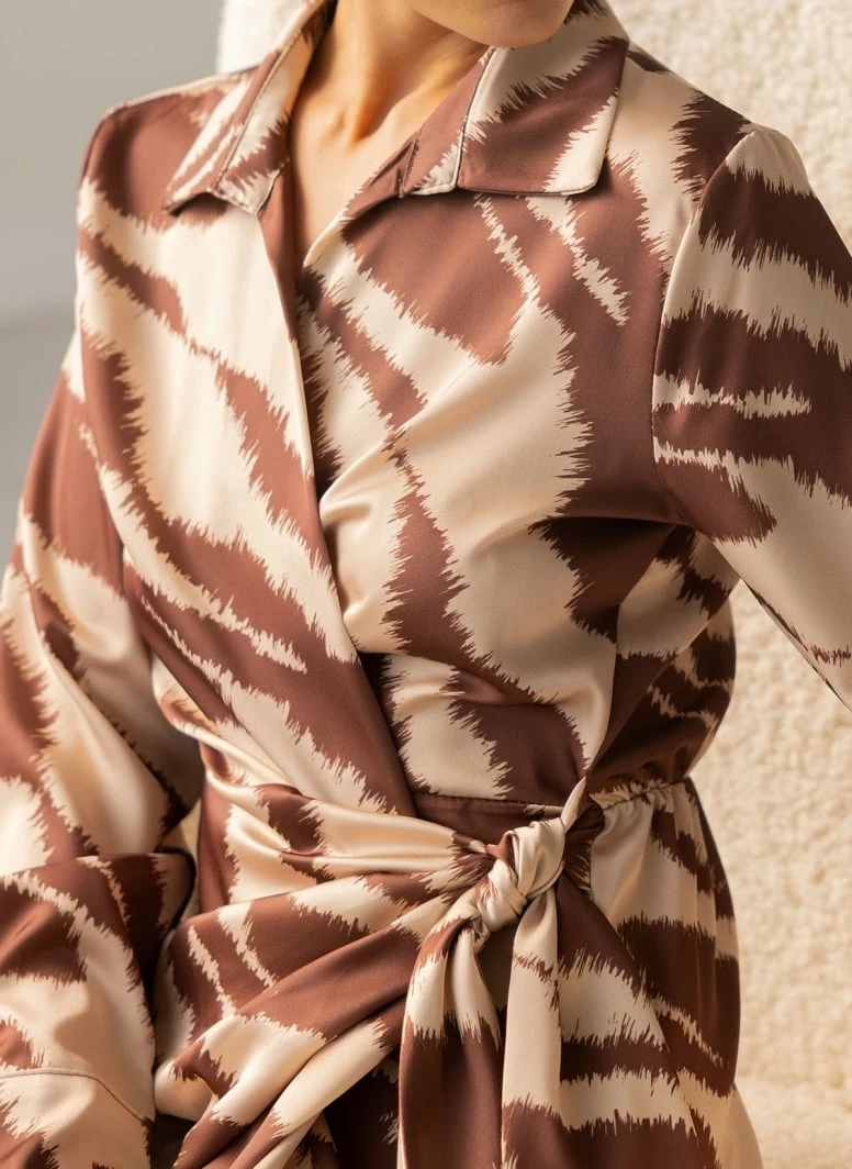 Φτηνός 🥰 The Fashion Project Εμπριμέ φόρεμα με κρουαζέ δέσιμο - Καφέ 👍 3 Φτηνός 🥰 The Fashion Project Εμπριμέ φόρεμα με κρουαζέ δέσιμο - Καφέ 👍 - Image 3