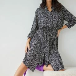 Τοπ 10 😉 Εμπριμέ φόρεμα με διχρωμία NAIBA 502.030E - Λευκό/Μαύρο ⭐