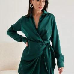 Η καλύτερη συμφωνία 🔥 The Fashion Project Φόρεμα σατέν με γιακά - Κυπαρισσί 🧨