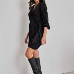 Best Pirce 🔔 Φόρεμα σατέν με σούρες στους ώμους NAIBA 402.164 - Μαύρο 💯