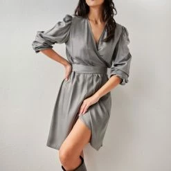 Εξοδος ✨ Φόρεμα σατέν με σούρες στους ώμους NAIBA 402.164 - Λαδί 🎁 -Φορέματα Εκπτώσεις forema saten me soures stous wmous naiba 402164 108319 mr9e