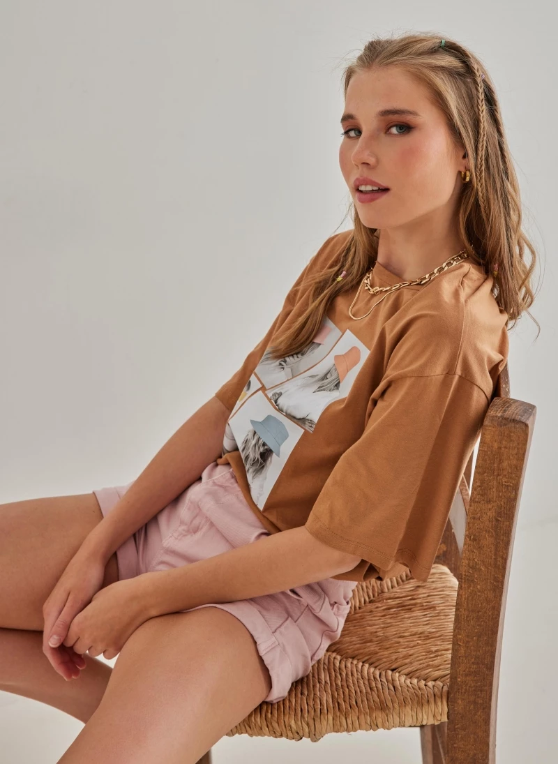 Καλύτερη πώληση 💯 The Fashion Project Κοντομάνικη μπλούζα με στάμπα - Caramel 😉 4 Καλύτερη πώληση 💯 The Fashion Project Κοντομάνικη μπλούζα με στάμπα - Caramel 😉 - Image 4