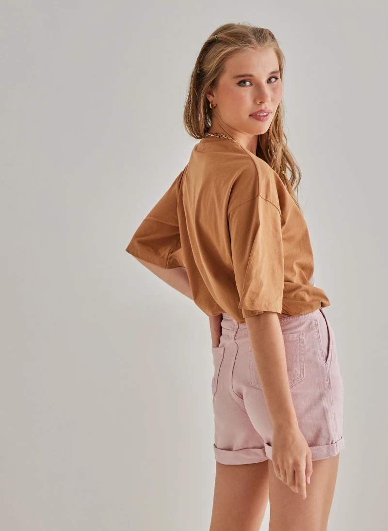 Καλύτερη πώληση 💯 The Fashion Project Κοντομάνικη μπλούζα με στάμπα - Caramel 😉 3 Καλύτερη πώληση 💯 The Fashion Project Κοντομάνικη μπλούζα με στάμπα - Caramel 😉 - Image 3