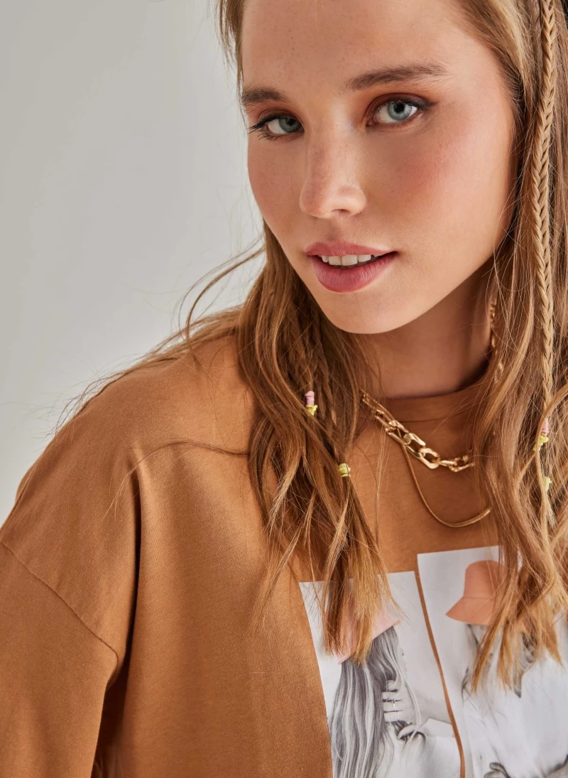 Καλύτερη πώληση 💯 The Fashion Project Κοντομάνικη μπλούζα με στάμπα - Caramel 😉 2 Καλύτερη πώληση 💯 The Fashion Project Κοντομάνικη μπλούζα με στάμπα - Caramel 😉 - Image 2