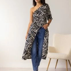 ΧΟΝΔΡΙΚΟ ΕΜΠΟΡΙΟ 🥰 The Fashion Project Μπλούζα μακριά με Print και άνοιγμα - Zebra 💯 -Φορέματα Εκπτώσεις mplouza makria me print kai anoigma 106335 fvgd