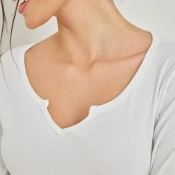 Νέος 🥰 NAIBA Μπλούζα μακρυμάνικη με V Cut άνοιγμα 601.219M - Λευκό 🔥 -Φορέματα Εκπτώσεις mplouza makrumaniki me v cut anoigma 601219m 101034 x37e