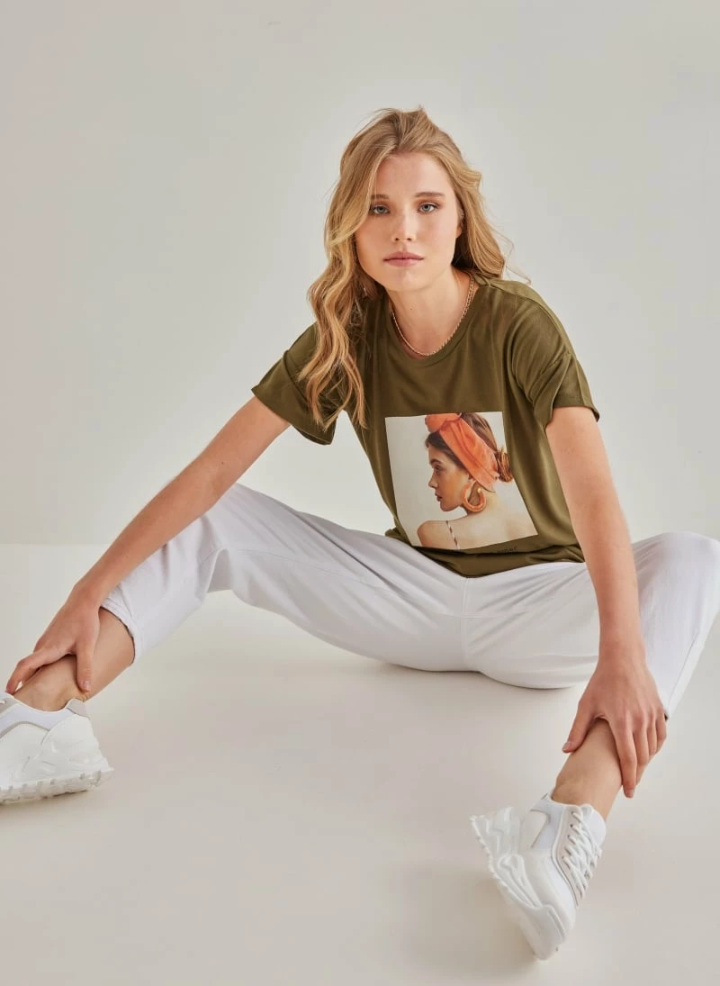 Συμφωνίες 🥰 The Fashion Project Oversized T-shirt με στάμπα - Χακί 🔔 3 Συμφωνίες 🥰 The Fashion Project Oversized T-shirt με στάμπα - Χακί 🔔 - Image 3