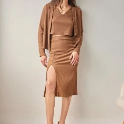 ΧΟΝΔΡΙΚΟ ΕΜΠΟΡΙΟ 😀 The Fashion Project Σετ φούστα με τοπ και ζακέτα - Καφέ ⌛ -Φορέματα Εκπτώσεις set fousta me top kai zaketa 107750 7sjn