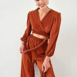 Εξοδος 😀 The Fashion Project Σετ γκοφρέ παντελόνι με κρουαζέ τοπ - Κεραμιδί 🎁 -Φορέματα Εκπτώσεις set gkofre panteloni me krouaze top 108515 3g41