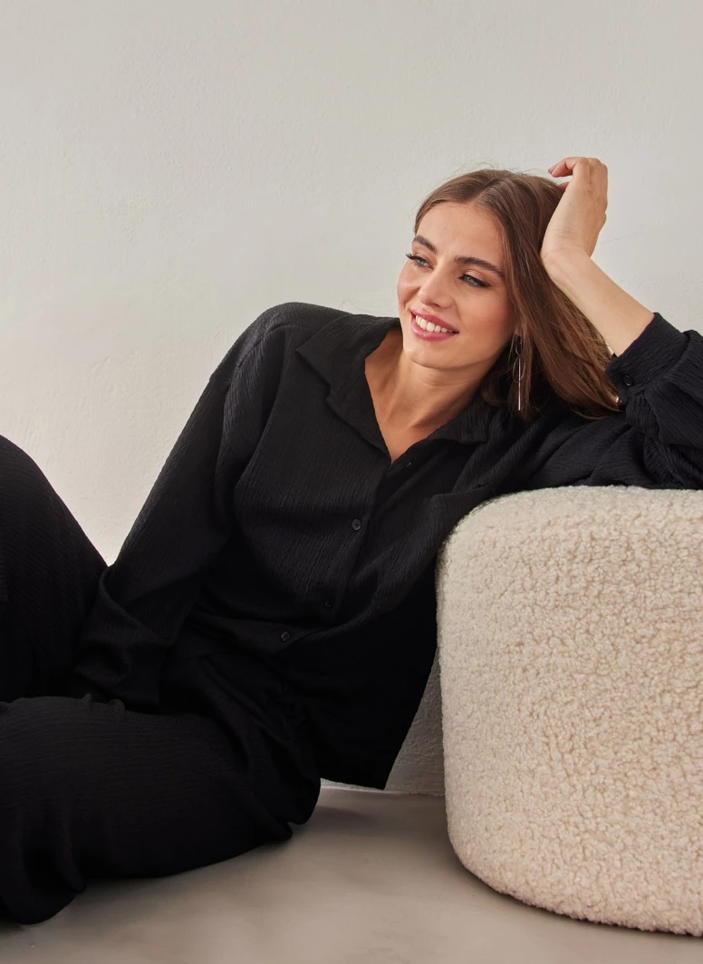 ΧΟΝΔΡΙΚΟ ΕΜΠΟΡΙΟ 💯 The Fashion Project Σετ γκοφρέ πουκάμισο με παντελόνι - Μαύρο 🎁 4 ΧΟΝΔΡΙΚΟ ΕΜΠΟΡΙΟ 💯 The Fashion Project Σετ γκοφρέ πουκάμισο με παντελόνι - Μαύρο 🎁 - Image 4