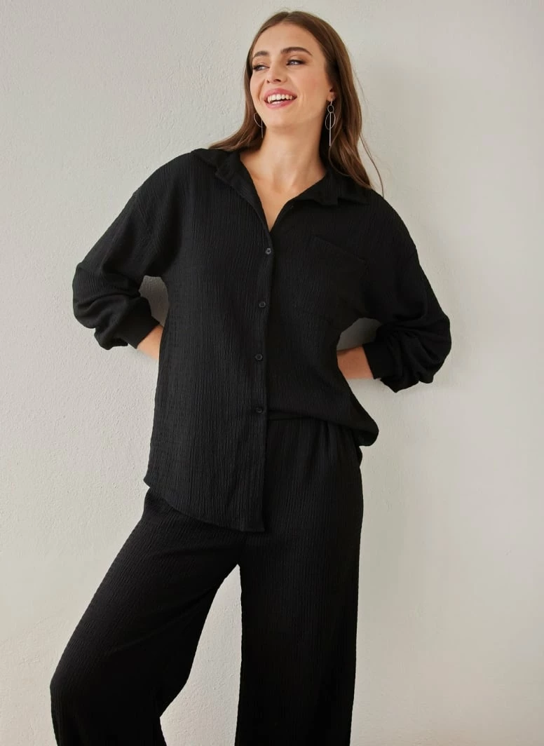 ΧΟΝΔΡΙΚΟ ΕΜΠΟΡΙΟ 💯 The Fashion Project Σετ γκοφρέ πουκάμισο με παντελόνι - Μαύρο 🎁 2 ΧΟΝΔΡΙΚΟ ΕΜΠΟΡΙΟ 💯 The Fashion Project Σετ γκοφρέ πουκάμισο με παντελόνι - Μαύρο 🎁 - Image 2