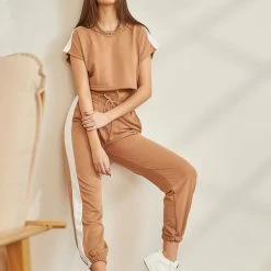 Εξοδος 🎁 The Fashion Project Σετ Jogger παντελόνι και φουτεράκι με ρίγα - Caramel 🌟 6 Εξοδος 🎁 The Fashion Project Σετ Jogger παντελόνι και φουτεράκι με ρίγα - Caramel 🌟 -Φορέματα Εκπτώσεις set jogger panteloni kai fouteraki me riga 89262 int0