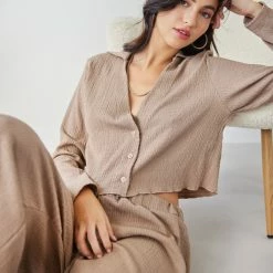 Νέος 🌟 The Fashion Project Σετ παντελόνα γκοφρέ με Cropped πουκάμισο - Τάουπε ✔️ -Φορέματα Εκπτώσεις set pantelona gkofre me cropped poukamiso 108100 tayw