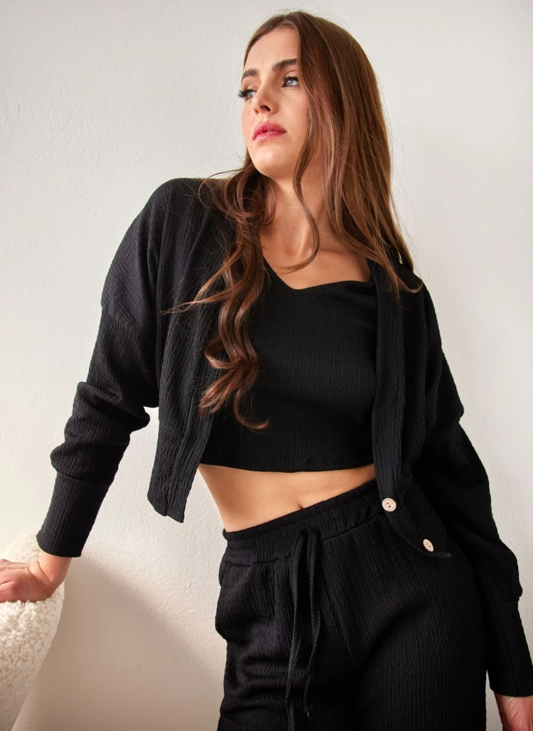 Καλύτερη πώληση 👏 The Fashion Project Σετ παντελόνα με τοπ και Cropped ζακέτα - Μαύρο 🌟 2 Καλύτερη πώληση 👏 The Fashion Project Σετ παντελόνα με τοπ και Cropped ζακέτα - Μαύρο 🌟 - Image 2