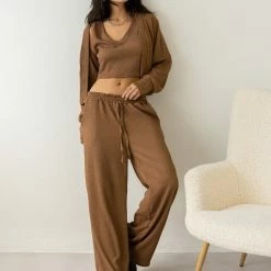 Αγορά 🎁 The Fashion Project Σετ παντελόνα με τοπ και Cropped ζακέτα - Καφέ ✔️ -Φορέματα Εκπτώσεις set pantelona me top kai cropped zaketa 107759 k1ae