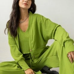 Η καλύτερη συμφωνία 😍 The Fashion Project Σετ παντελόνα με τοπ και Cropped ζακέτα - Lime 👏