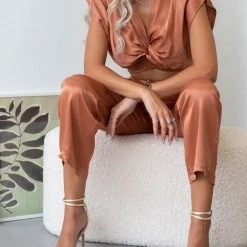 Συμφωνίες ⌛ The Fashion Project Σετ παντελόνι με Cropped τοπάκι - Ταμπά ✔️ -Φορέματα Εκπτώσεις set panteloni me cropped topaki 101968 r0kl