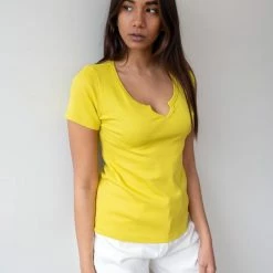 Εξοδος 🧨 NAIBA Τοπάκι ριπ με V Cut άνοιγμα 601.219 - Μουσταρδί 👍 -Φορέματα Εκπτώσεις topaki rip me v cut anoigma 601219 100983 saff